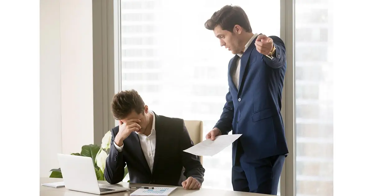 Empleador despidiendo con carta de aviso ilegalmente