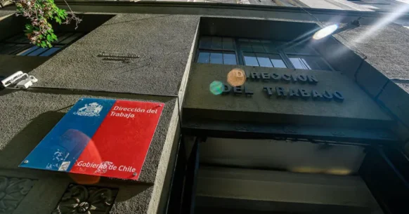 Fachada de la Dirección del Trabajo de Chile con su letrero institucional y el escudo del Gobierno de Chile. La imagen representa la importancia de esta entidad en la regulación laboral y la protección del derecho a la desconexión digital para los trabajadores en el país.